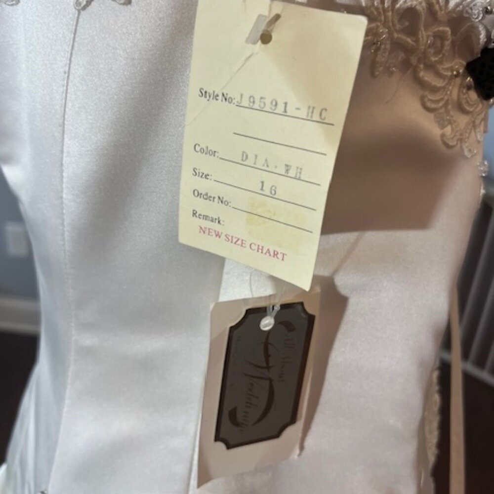 Elegant White Satin Gown - Picture 15 of 16